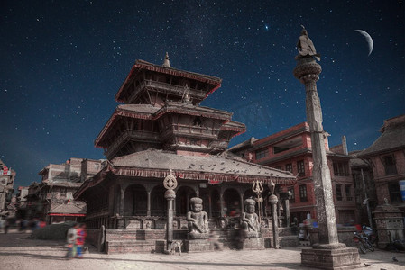 尼泊尔加德满都瓦莱巴克塔普尔的杜巴广场的寺庙。夜晚闪耀的月亮和星星