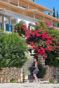在小巷上的青少年女孩在夏天莱夫卡达，希腊