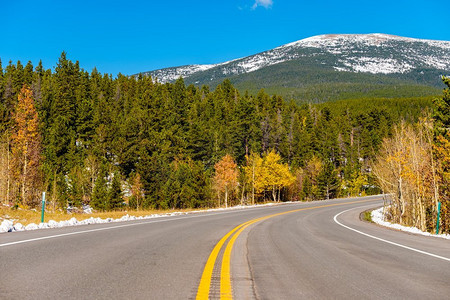 在美国科罗拉多州秋天的高速公路。.在秋天晴天的公路在科罗拉多州，美国。 
