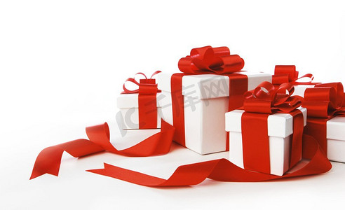 装有礼物的盒子，用白纸包裹，配上红色丝带，白色隔开