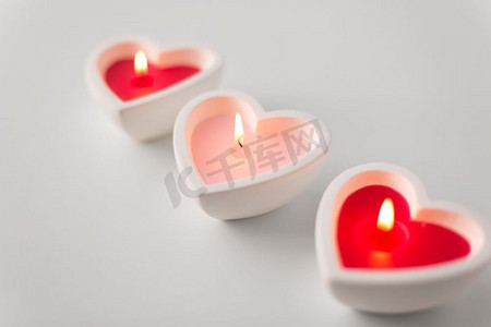情人节和装饰概念—心形蜡烛燃烧。心形蜡烛在情人节燃烧