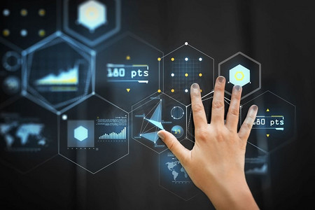 技术和人的概念—手使用黑色互动面板与图表的虚拟投影。手使用黑色交互面板与图表