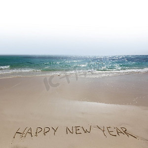 手写快乐摄影照片_新年快乐在沙滩上新年快乐手写在热带海滩