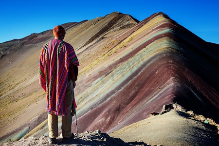 华丽场景摄影照片_徒步旅行场景在Vinicunca，库斯科地区，秘鲁.七色蒙大拿彩虹山
