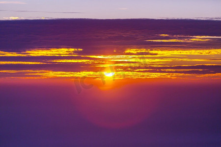 日落背景。日落时不寻常的暴风云。明亮的红色和橙色的天空。适用于背景。