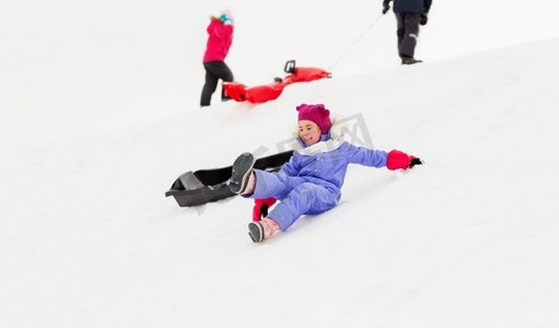 童年，雪橇和季节概念—一群快乐的小孩子在冬天的雪山雪橇。小孩子与雪橇在雪山在冬天