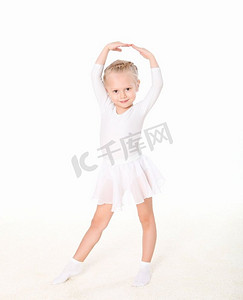 做体操的女孩摄影照片_在白色背景下做体操的小女孩