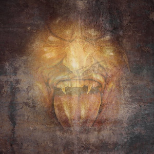 尖叫万圣节摄影照片_魔鬼脸和恐怖怪物的概念是一个尖叫的残忍的僵尸或吸血鬼从黑暗的阴影中出现，作为一个恐怖和万圣节的概念。