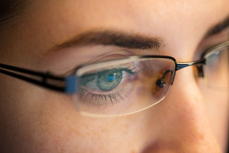 视觉，商业和教育概念—关闭妇女眼睛在眼镜看计算机屏幕特写在眼镜的妇女看屏幕