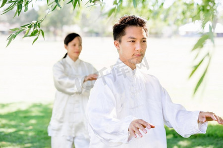 人们在公园里练太极拳。夏天人们在公园里练太极拳