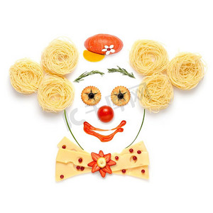奶酪和面条做成的快乐小丑的肖像。
