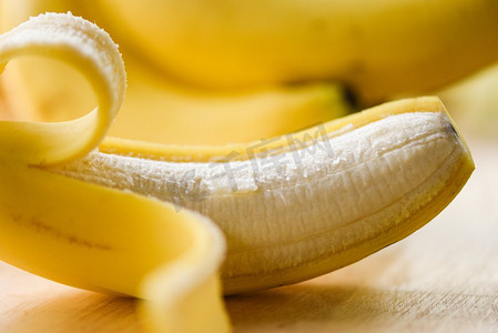 香蕉皮/关闭od新鲜成熟香蕉水果剥皮在木板 