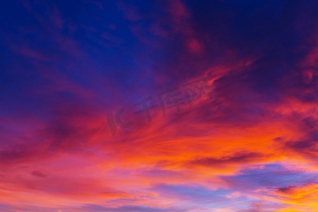 日落时不寻常的暴风云。明亮的红色和橙色的天空。适用于背景。