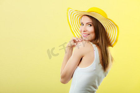 黄太阳摄影照片_假日和夏日时尚。戴着大黄帽子的女人。亮丽背景下的迷人女性肖像。