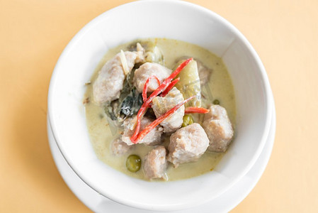 泰国汤摄影照片_鱼球绿色咖喱泰国食品