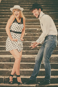 暑假爱情关系和约会概念—浪漫好玩的夫妇复古风格调情在城市楼梯