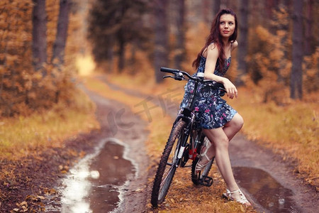 青少年女孩自行车森林印度夏季