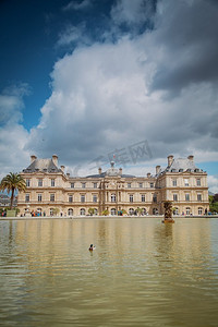 卢森堡花园-巴黎市中心的宫殿和公园组合。前皇室，现在是国家宫殿公园
