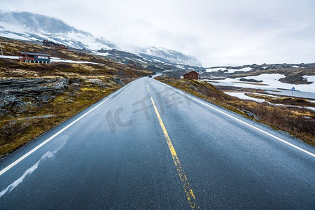 挪威的山路..在挪威的山路上，雾和雪环绕。