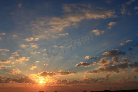 太阳橙色摄影照片_纹理天空日落云太阳