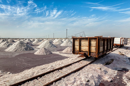 印度大叔摄影照片_铁路与铁路车车在盐矿在Sambhar湖，Sambhar，拉贾斯坦邦，印度.盐矿