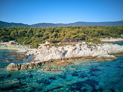 美丽的海滩和多岩石的海岸线俯瞰无人机拍摄，希腊西索尼亚