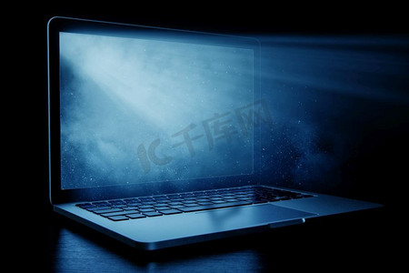 打开的笔记本电脑与发光屏幕在黑暗背景。混合媒体。打开的笔记本设备