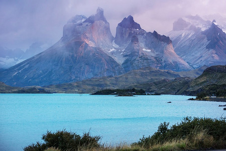 智利托雷斯德尔潘恩国家公园美丽的山脉景观。世界著名的徒步旅行区。