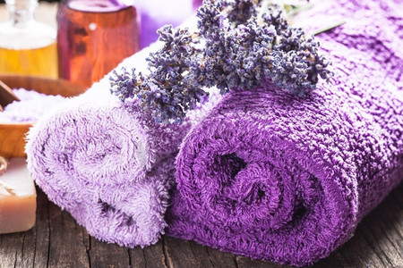 薰衣草温泉-精油，海鲜，紫罗兰毛巾和手工肥皂。薰衣草水疗套装
