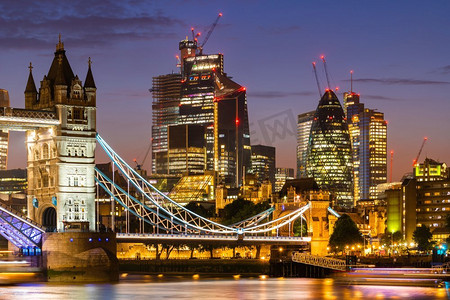 伦敦塔桥与伦敦市中心地平线建筑在背景，伦敦英国