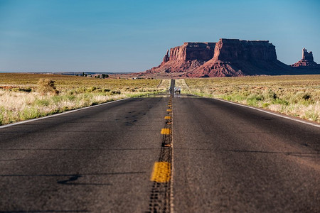 纪念碑谷（Monument Valley）空风景秀丽的高速公路。美国亚利桑那州纪念碑谷的空风景公路