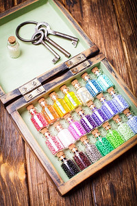 彩色珠子装在迷你复古玻璃瓶中。盒装手工套装。五颜六色的珠子