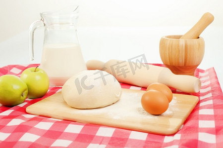小麦面包摄影照片_在餐桌上制作面包的不同产品