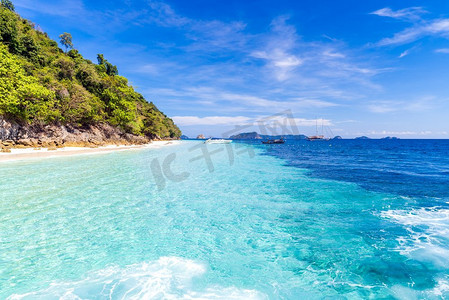 从安达曼海、印度洋、缅甸和泰国的快艇出发的斯诺克尔点热带白色沙滩。