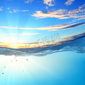水模板摄影照片_日落海景。用水线分割水下部分和落日天窗的设计模板