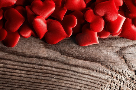 情人节在木背景，爱概念的许多红丝心。’情人节心背景