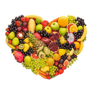 智能饮食的健康理念；减少死亡风险的新鲜水果制成的心脏符号，白色背景下隔离。