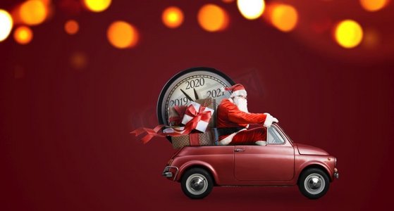 圣诞倒计时到了。在汽车的圣诞老人提供新年礼物和时钟在红色背景。圣诞老人倒计时车