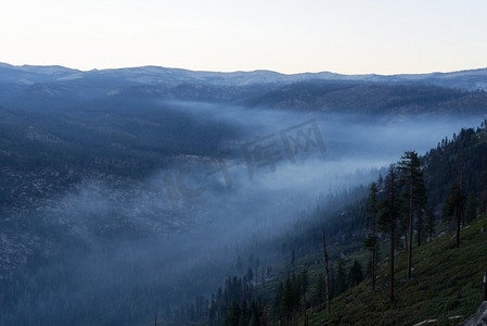 加利福尼亚摄影照片_日出时俯瞰烟雾弥漫的山谷