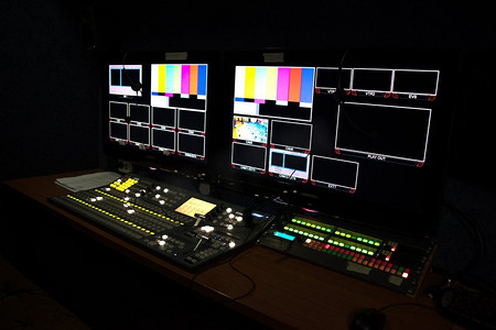 节目单纹样摄影照片_配有监视器的移动电视演播室，可拍摄节目和节目。带监视器的移动电视演播室，可用于拍摄节目