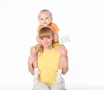 孩子亲和摄影照片_年轻的母亲和她的小女儿一起做室内运动