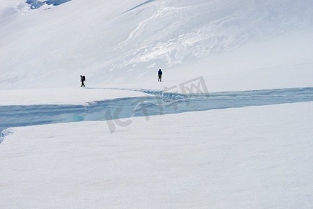 新西兰。在新西兰山区的雪地中行走的一群人