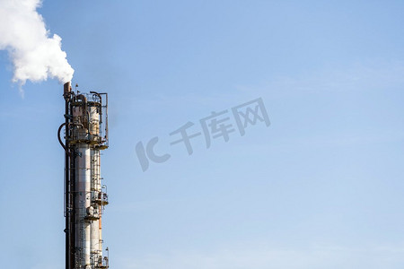 排气摄影照片_石油石化工厂工厂与气体存储和管道结构与烟囱烟雾在川崎市附近东京日本