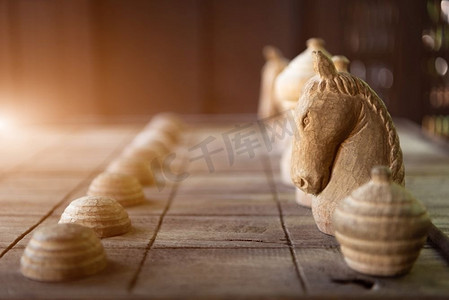 象棋摄影照片_木制泰国象棋在木板。策略和爱好概念。商务和休闲主题