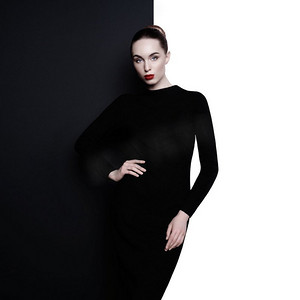 时尚艺术工作室肖像优雅的妇女在几何黑白背景