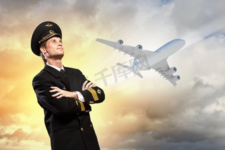 商业航天摄影照片_男飞行员的形象。男飞行员以飞机为背景的图像