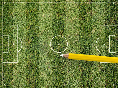 铅笔画圈摄影照片_橄榄球比赛足球绿野和铅笔画线
