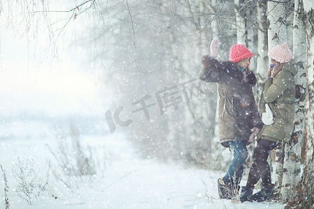 一组时尚的年轻女朋友走在户外在冬天