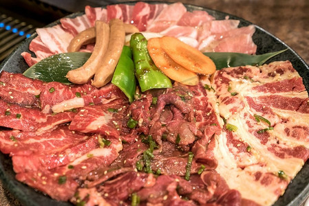 烧烤套餐摄影照片_烤腊肠的牛肉和猪肉套餐-日本食品