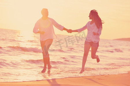 幸福的年轻浪漫情侣在美丽的夏日在美丽的海滩上玩得开心
